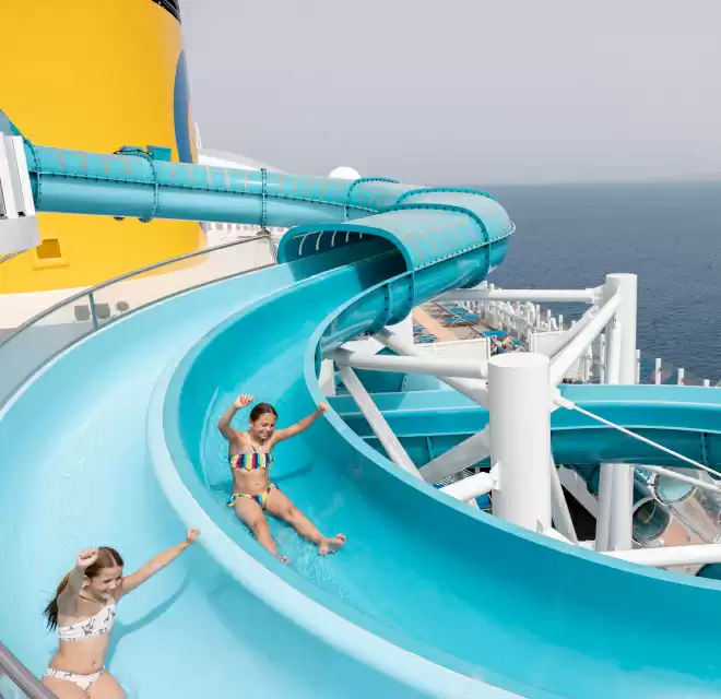 ¿A quién se dirige la compañía Costa Cruceros?